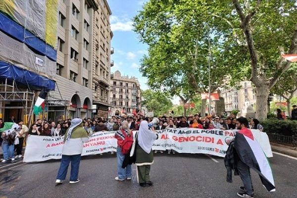 La jornada de movilización estudiantil inició con diferentes piquetes informativos y columnas de estudiantes avanzando hacia el centro de Barcelona.