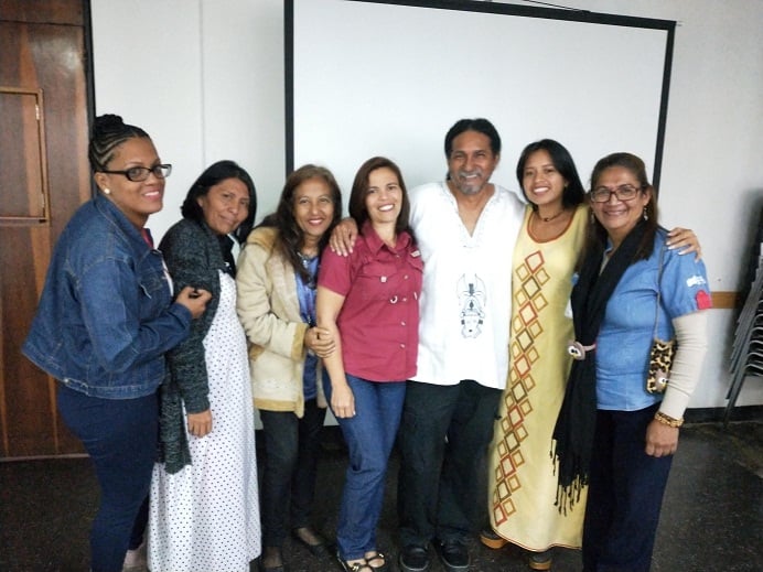 Jesús Chucho García con las participantes en el debate sobre afrovenezolanidad en el curriculum educativo