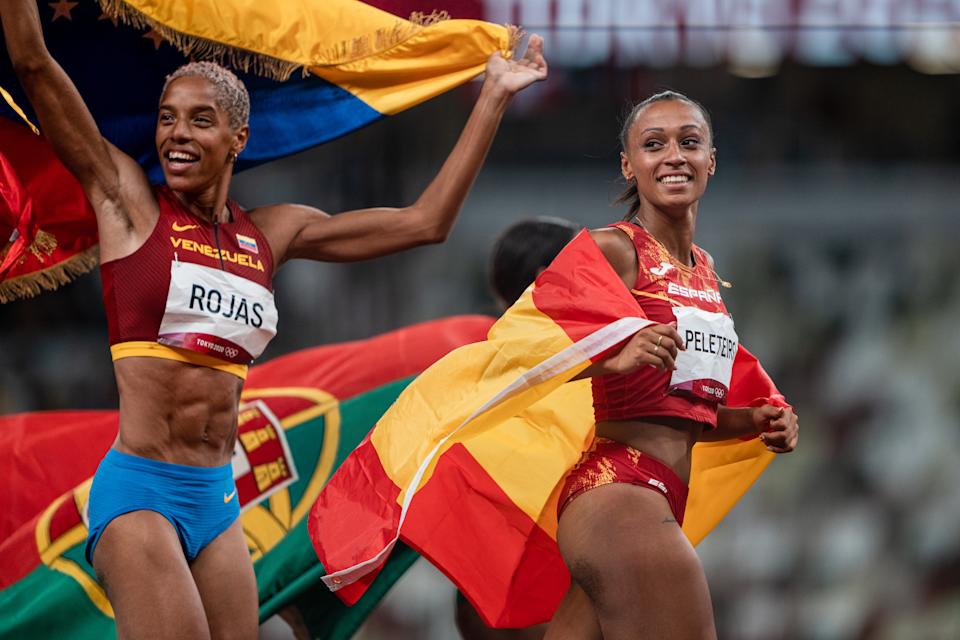 La venezolana Yulimar Rojas y la española Ana Peleteiro, celebraron juntas sus medallas olímpicas en Tokio 2020.