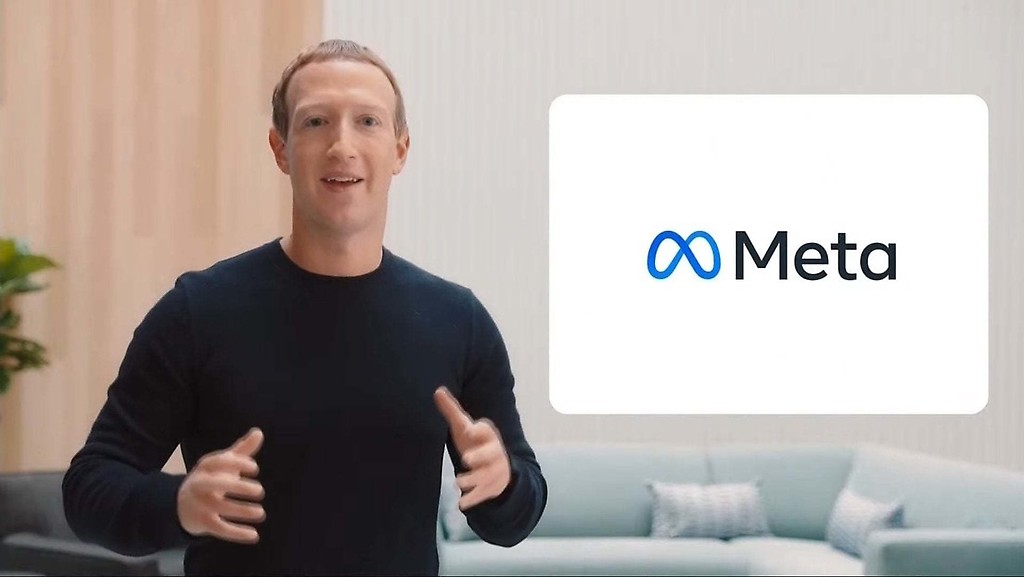 El cofundador de Facebook, Mark Zuckerberg, junto al nuevo logotipo de la empresa