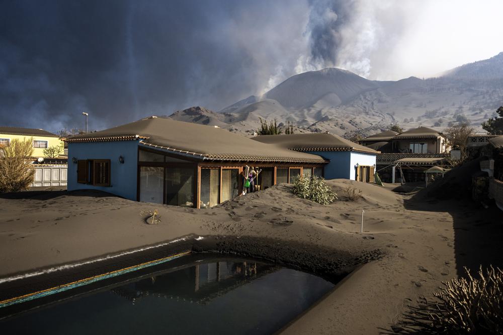 Casa cubierta de ceniza por volcán en la isla La Palma, Islas Canarias