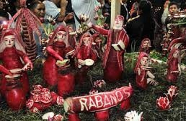 Figuras labradas en rábanos, en la celebración navideña mexicana de la "Noche de Rábanos" (Oaxaca, México)