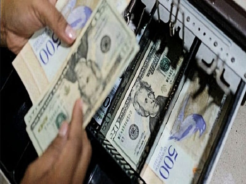 Economistas consideran que el arbitraje juega un papel importante ya que los venezolanos aprovechan la brecha cambiaria entre el dólar y el bolívar.