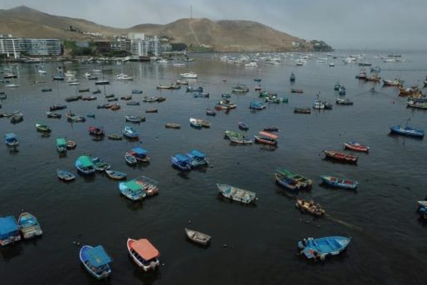 Vista aérea de los botes de pescadores que no pueden faenar tras un derrame de petróleo, en la localida de Ancón, Perú, el 21 de enero de 2022