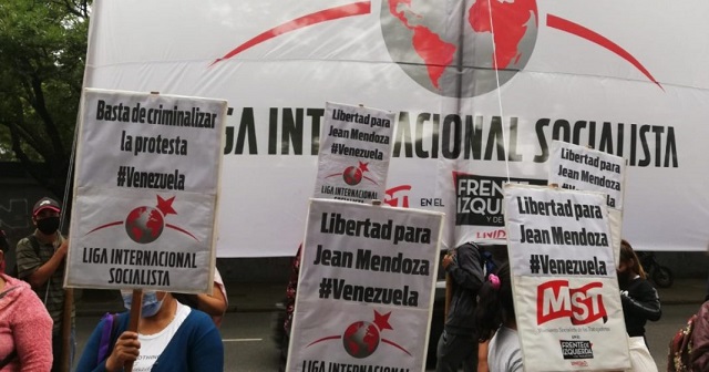 Pancartas solidarias con Jean Mendoza frente a la embajada de Venezuela en Argentina