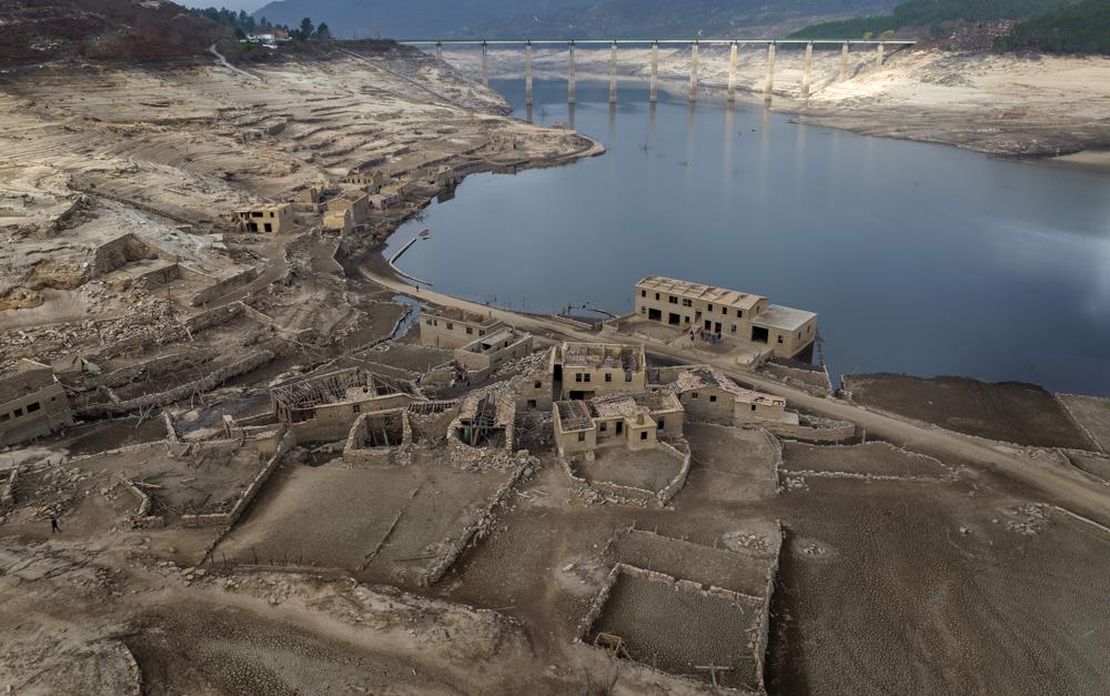 El antiguo pueblo de Aceredo, sumergido hace tres décadas cuando una presa hidroeléctrica inundó el valle, emerge, debido a la sequía en el embalse de Lindoso, en el noroeste de España, el sábado 12/2/2022