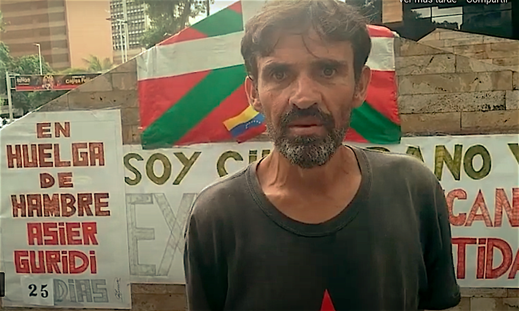 Soy un ciudadano vasco, reconozcan mi identidad, exige Asier Guridi, quien lleva más de 25 días en huelga de hambre, frente al Consulado General de España en Caracas, Venezuela.