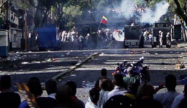 11 A de 2002: Mientras activistas del movimiento popular resisten al intento de golpe en la zona del Puente Llaguno, tanquetas y funcionarios de la Policía Metropolitana, con armas de guerra, enfrentan sangrientamente al pueblo defensor del gobierno de Hugo Chávez,  desde la Avenida Baralt
