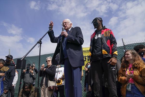 Christian Smalls, presidente del Sindicato de Trabajadores de Amazon, acompaña al senador Bernie Sanders, quien apoya al sindicato en un mitin frente a una instalación de Amazon en Staten Island, Nueva York