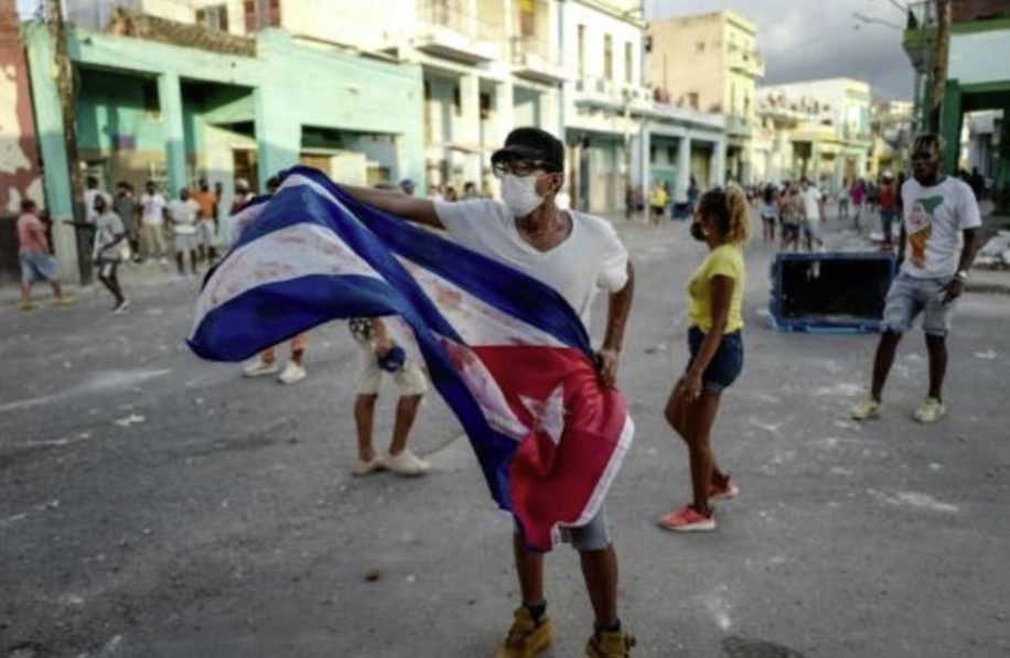 Un hombre agita una bandera cubana durante una manifestación contra el gobierno cubano