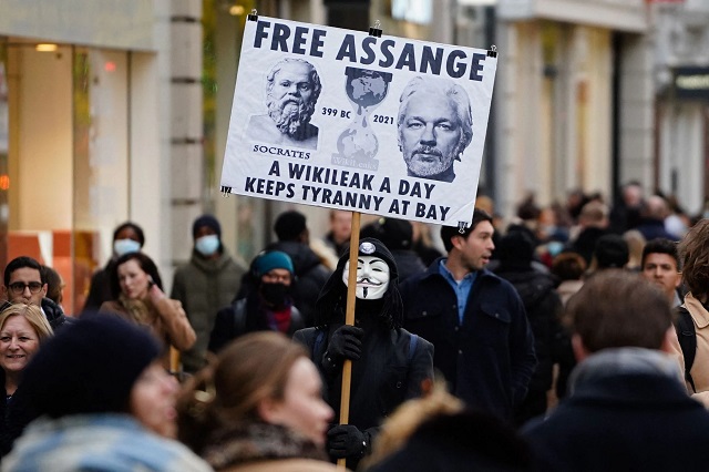 Manifestación internacional con cartel que exige la libertad para Assange
