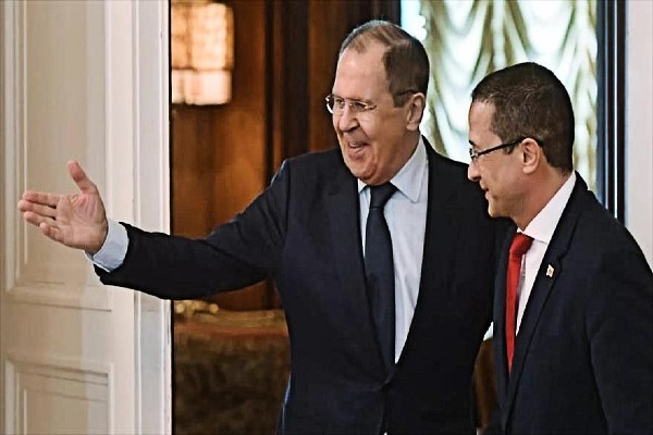 El canciller ruso, Serguéi Lavrov, recibe a su homólogo venezolano, Carlos Faría, Moscú, 4 de julio de 2022.