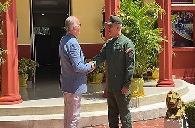 Los ministro de Defensa de Colombia, Iván Velásquez y de Venezuela, Vladimir Padrino López