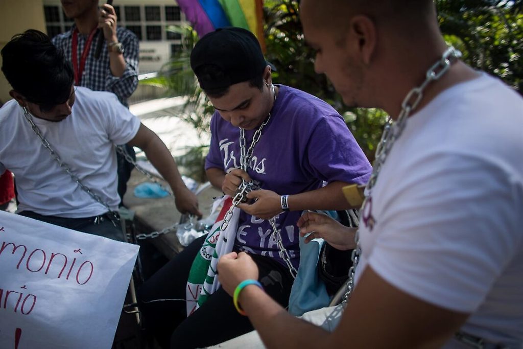 Activistas LGBTI cumplieron este martes más de 24 horas encadenados en Caracas