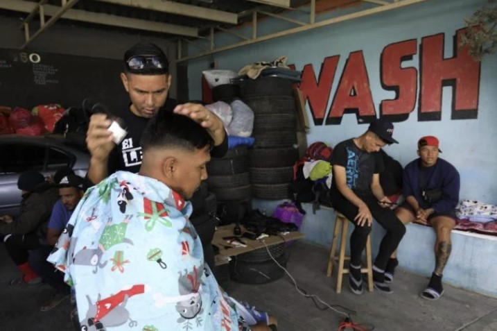 Venezolanos ofrecen servicios de barbería en las calles de Ciudad Juárez
