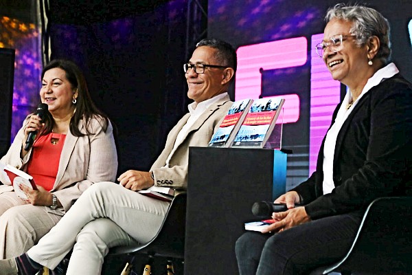 En la imagen: la alcaldesa Carmen Meléndez, ministro Ernesto Villegas y la periodista Esther Quiaro.