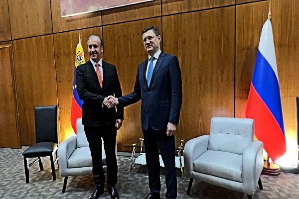 Tarek El Aissami, en representación de la República Bolivariana de Venezuela y el viceprimer ministro de la Federación de Rusia, Alexander Novak, firman acuerdos en sectores tales como transporte, energético, entre otros.