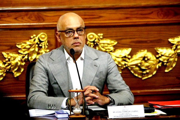 Jorge Rodríguez instó a los participantes de la mesa de negociaciones a cumplir con la liberación de 3.200 millones de dólares congelados en bancos internacionales, los cuales serían destinados a atender diversas necesidades del país