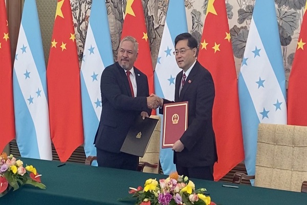 El ministro de Exteriores de Honduras, Eduardo Reina, y su homólogo chino, Qin Gang, firman el comunicado conjunto sobre el Establecimiento de Relaciones Diplomáticas entre las dos naciones. 26 de marzo de 2023.
