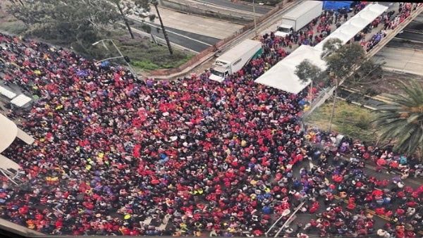 El gremio de maestros, en negociaciones por separado con el distrito, apoyó la huelga e instó a sus 35,000 miembros a unirse a los piquetes y a las manifestaciones