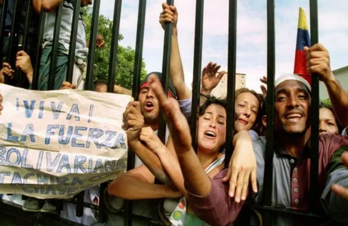 Miles de personas se movilizaron hacia Miraflores para exigir el regreso de Chávez.