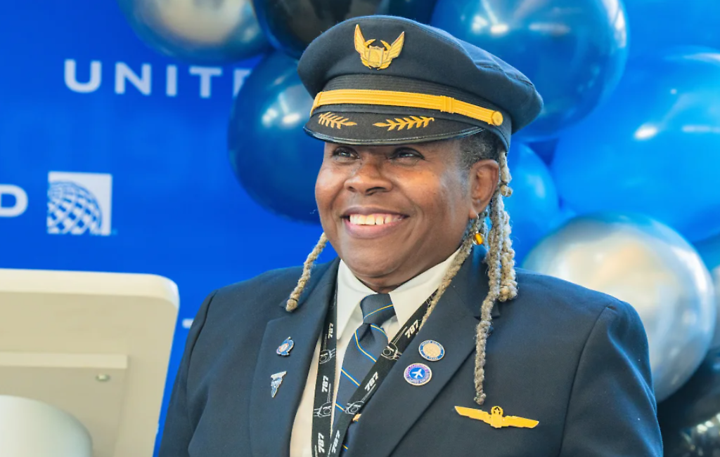 Piloto de Fuerza Aérea de EEUU se retira de United Airlines
