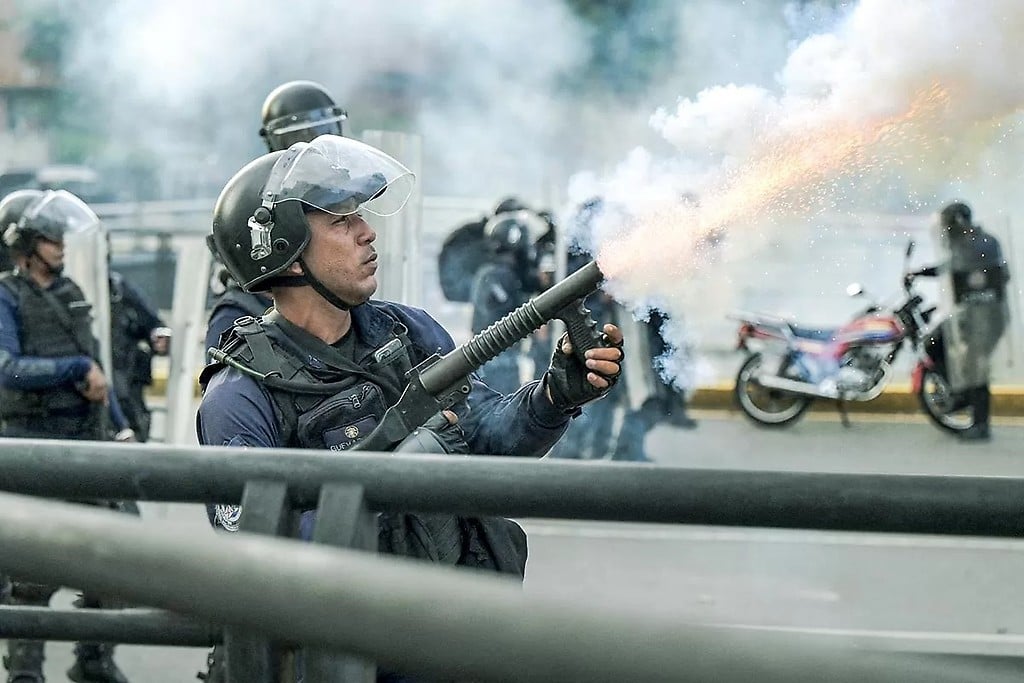 Represión durante una manifestación en contra del gobierno de Nicolás Maduro, en Caracas, Venezuela, el 29 de julio 