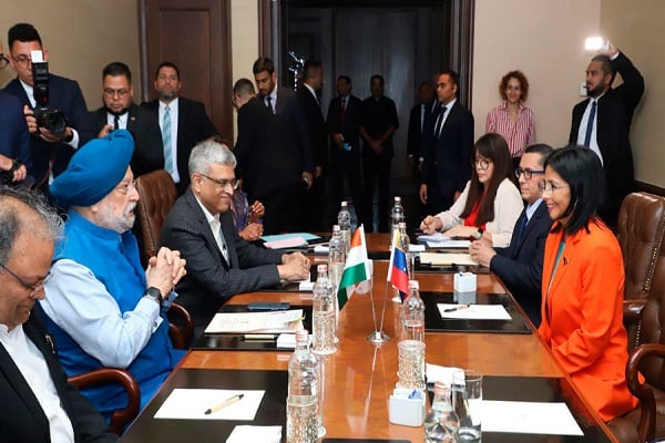 La Vicepresidenta Delcy Rodríguez en su visita a La India.