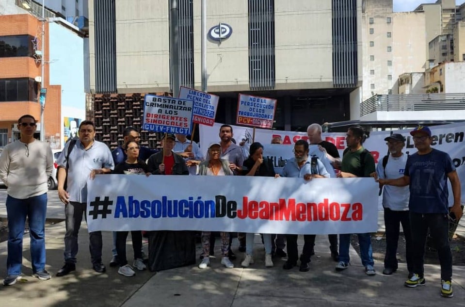 Varios participantes en el reclamo de #AbsoluciónDeJeanMendoza ante la Fiscalía en Caracas