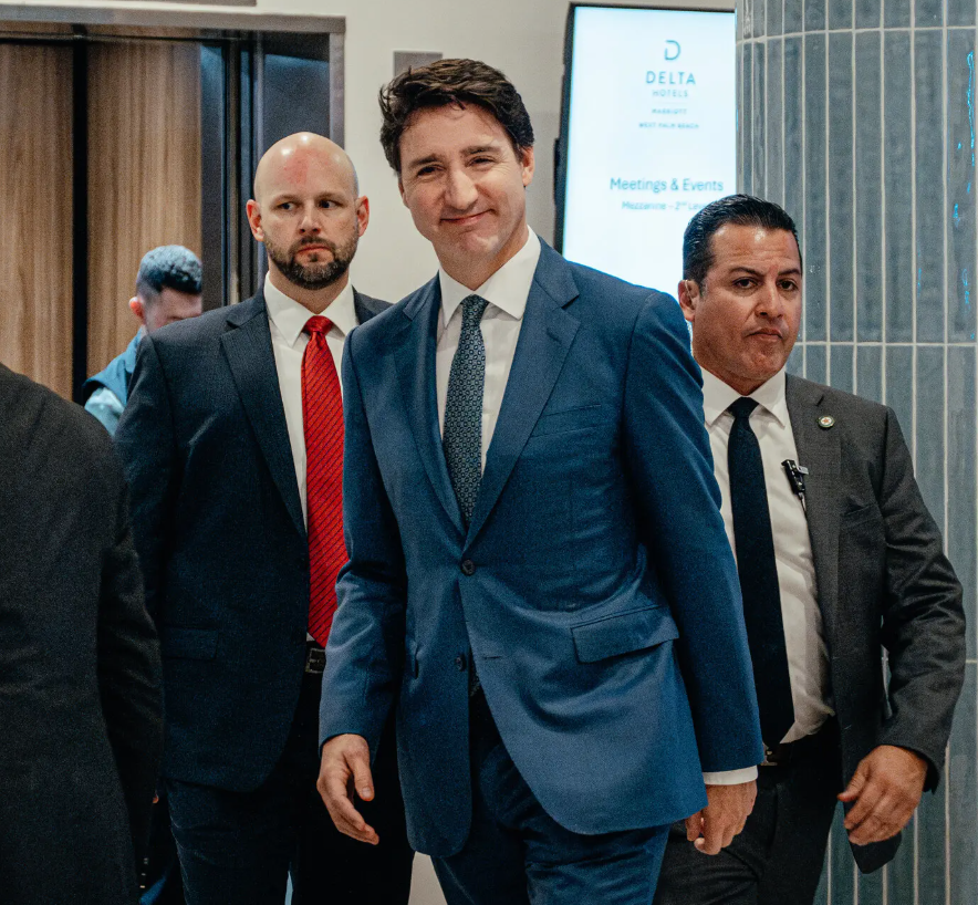 Justin Trudeau, primer ministro de Canadá, sale de su hotel en West Palm Beach, Florida, el viernes para reunirse con el presidente electo Donald J. Trump.