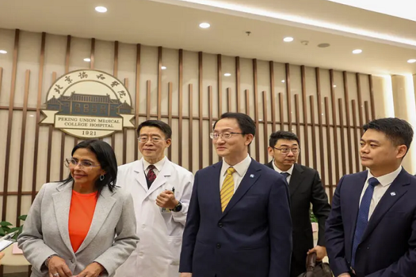 En su visita al hospital de Beijing, la vicepresidenta Rodríguez estaba acompañada por el presidente de Meheco, Yan Wang; el subdirector Han Ding, y el doctor Wan Mezhao.