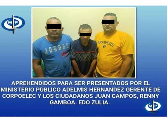 Aldemis José Hernández Martínez, gerente del Centro de Servicio de Cabimas de Corpoelec junto a dos personas