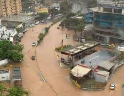Inundaciones en calles y avenidas de La Guaira por fuertes precipitaciones