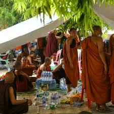 Monjes sobrevivientes esperan con ansiedad el rescate de monjes atrapados en edificio tras terremoto en Birmania