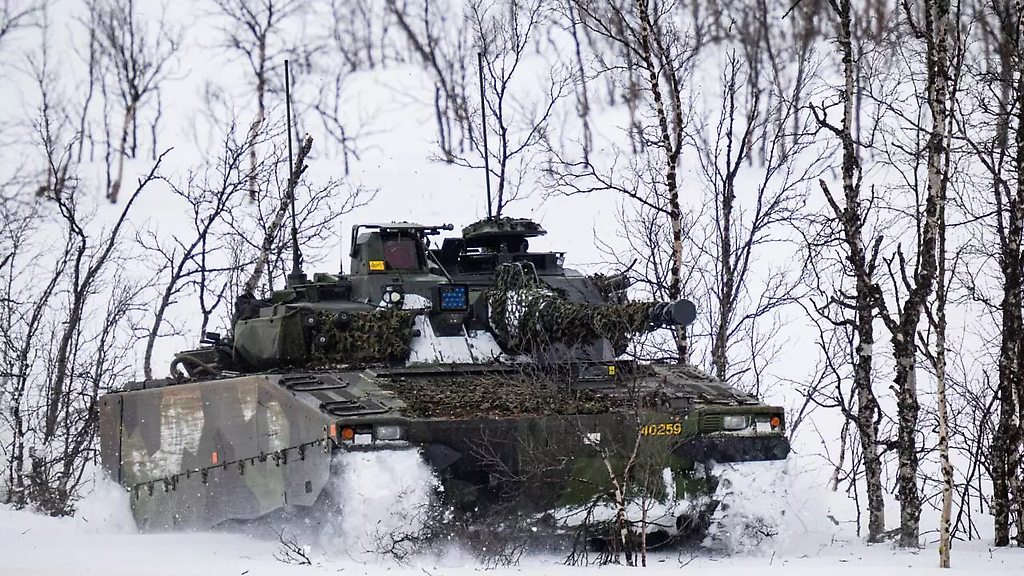 Un CV90 sueco se entrena en el norte de Noruega durante un ejercicio de la OTAN en marzo de 2024