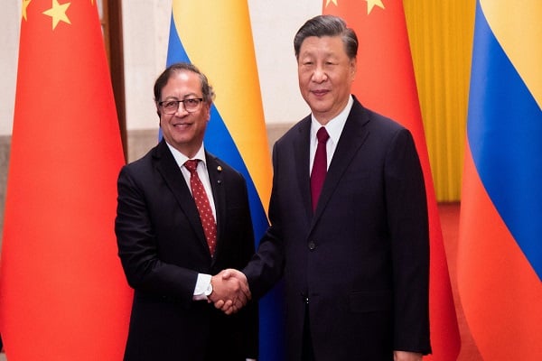 Gustavo Petro (i) junto a Xi Jinping. Pekín, 25 de octubre de 2023.
