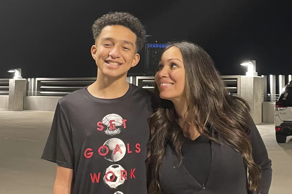 En esta fotografía sin fecha proporcionada por Megan Garcia de Florida en octubre de 2024, ella sonríe junto a su hijo, Sewell Setzer III