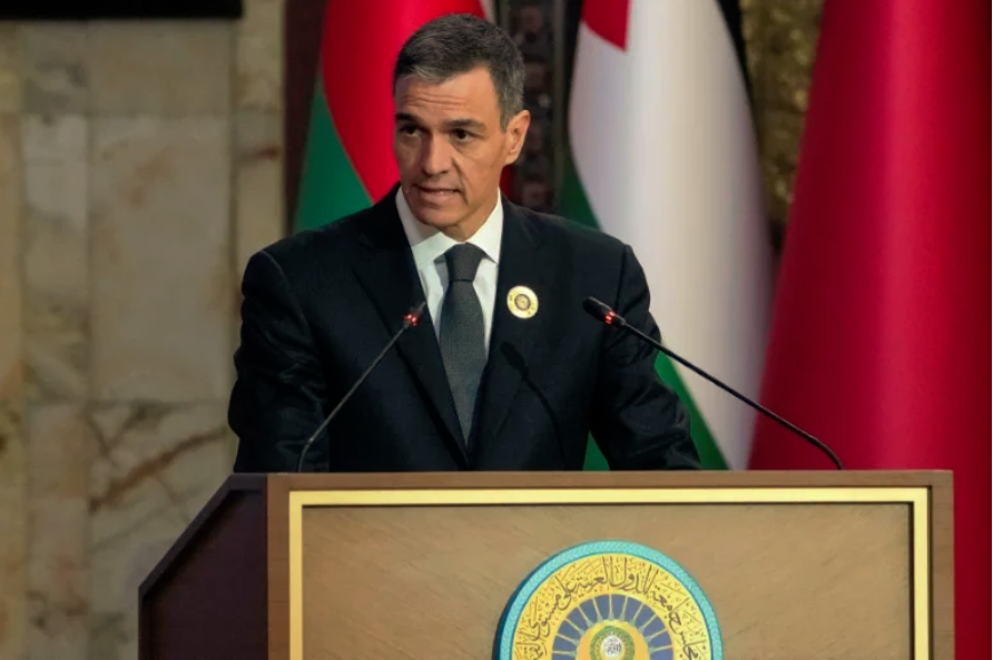 El presidente español, Pedro Sánchez, habla ante la cumbre de la Liga Árabe, el 17 de mayo de 2025 en Bagdad