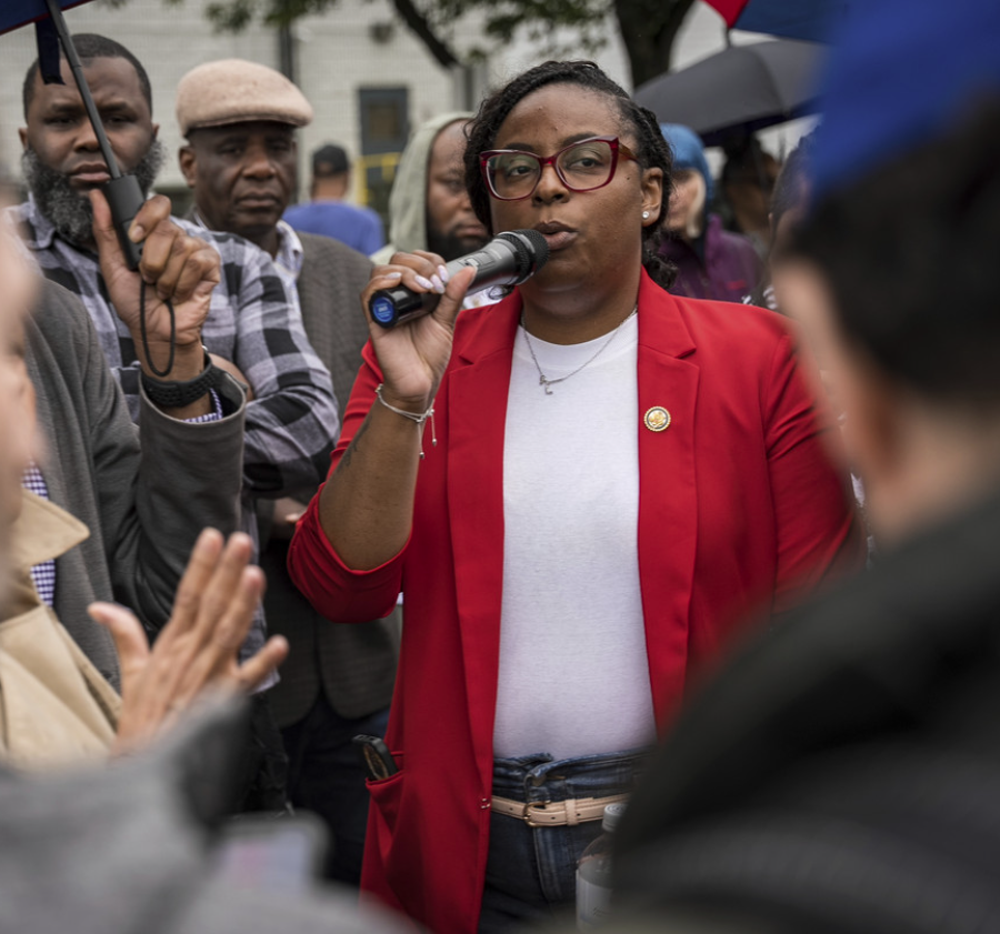 exige la liberación del alcalde de Newark, Ras Baraka, tras su arresto mientras protestaba frente a un centro de detención de ICE el 9 de mayo en Newark, Nueva Jersey. |