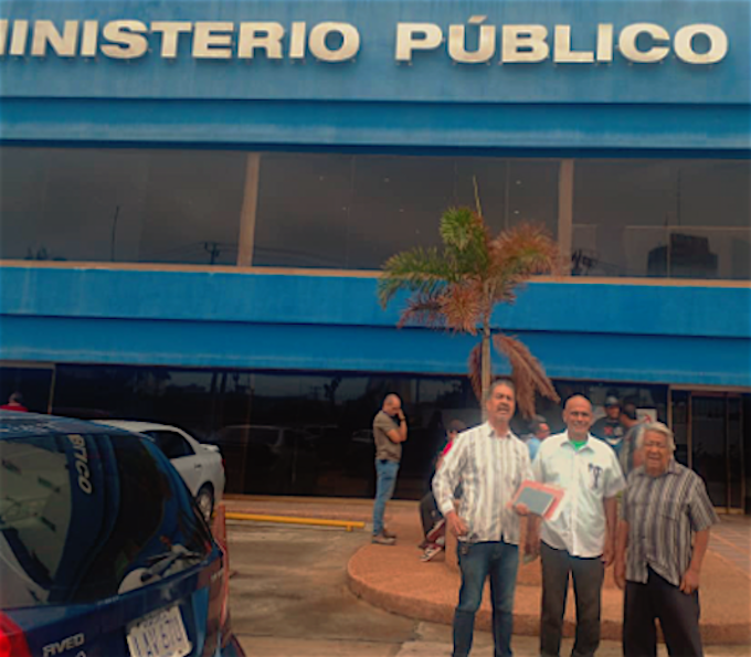 El Frente Resistencia Ecológica del Zulia frente al Ministerio Público. De fondo una palma casi seca ante la aparente indiferencia del ente estatal