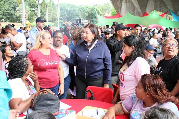 Alcaldesa Carmen Meléndez escucha propuestas de los distintos voceros de las comunidades.