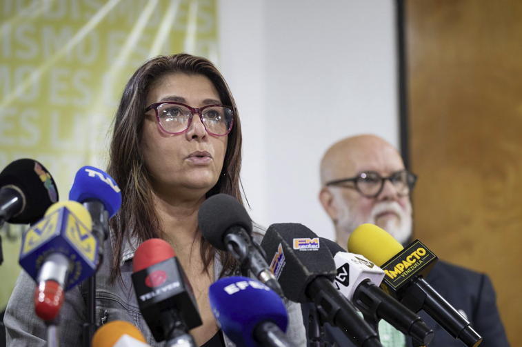 La secretaria general del Colegio Nacional de Periodistas, Delvalle Canelón (c), habla durante una rueda de prensa en las instalaciones del Colegio Nacional de Periodistas este miércoles, en Caracas