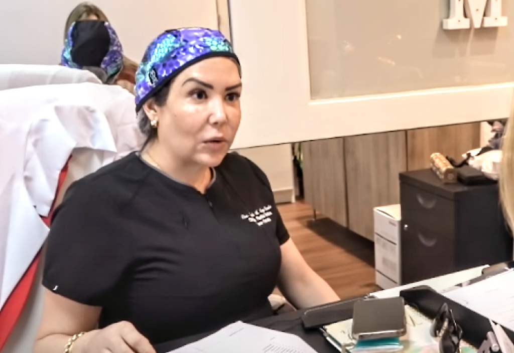 La venezolana Karla María Moya sostiene que obtuvo su título de médica en la Universidad Central de Venezuela