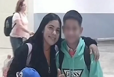 Yusmari Galindez con su hijo de 13 años
