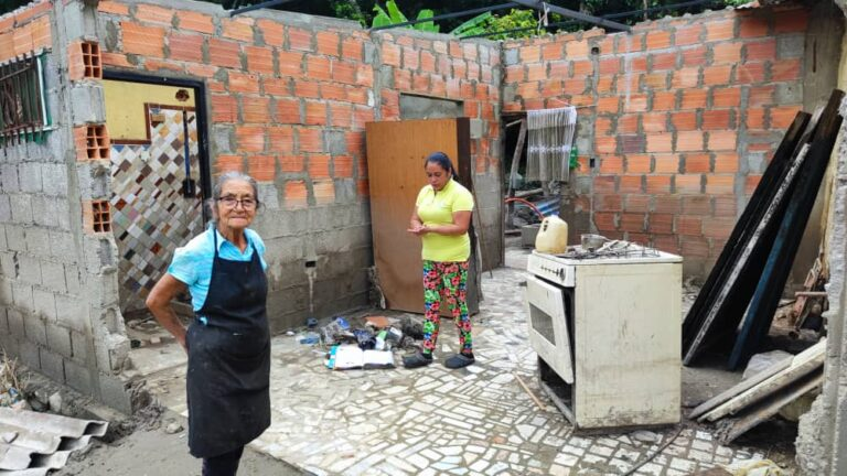 María Albis Meza, residente de la zona Santa Lucía del sector El Arenal de la parroquia Arias del municipio Libertador, contó que perdió su vivienda junto a la de un sobrino, quedando damnificados ambos