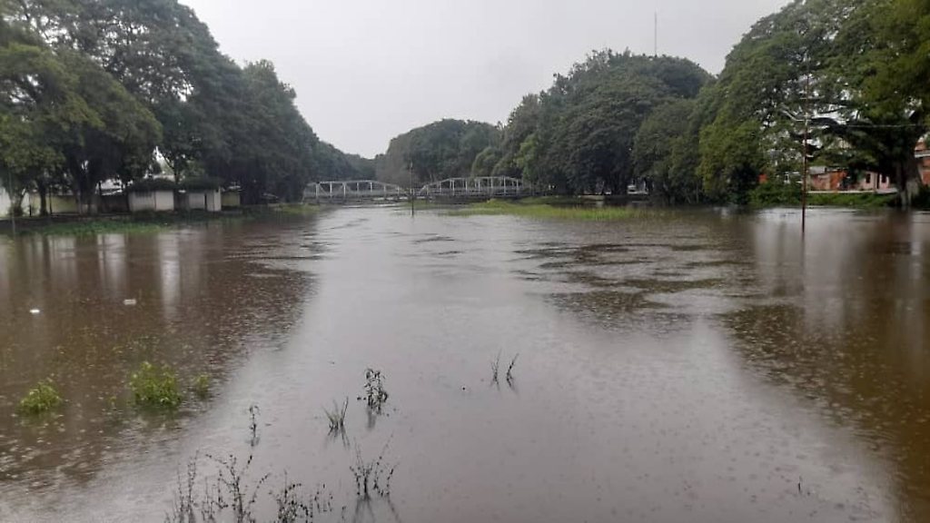 Inundaciones afectan a varias zonas de Barinas, damnificados son llevados a refugios
