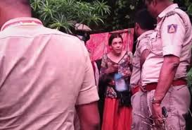Una mujer es encontrada viviendo en una cueva con sus hijas en India