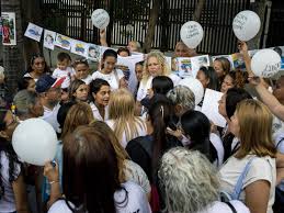 FAMILIARES Y MADRES DE PRESOS POLÍTICOS DENUNCIAN QUE FUERON AGRADIDAS POR COLECTIVOS DURANTE VIGILIA