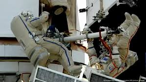 Cosmonautas y astronautas en flotando en el espacio junto a la estación espacial EEI