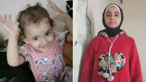 Shahd (derecha) asegura que intentó alcanzar a su hermana, Layan (izquierda), pero recibió un disparo en el brazo.